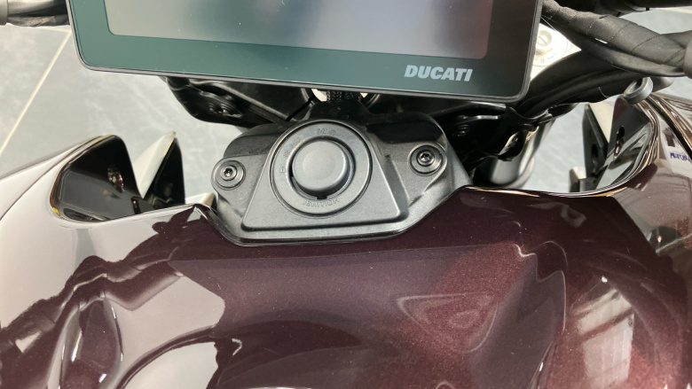 Ducati X Diavel V4 Burning Red (25MY)